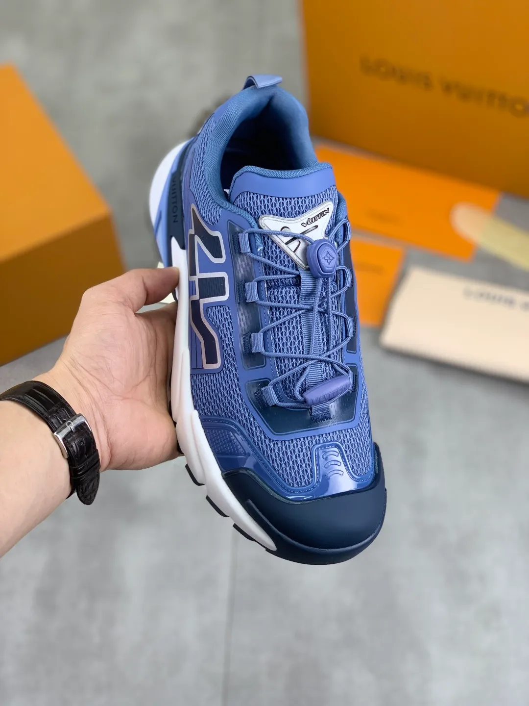 Men's Men's Shoes💰P740 New High Version LV Louis Vuitton L Jialu Brand Runner Tatic Series Thick Sole Casual Sports Shoes Running Shoes Original Purchase Development Production This LV Runner Tatic sports shoe combines technical materials such as mesh fabric and ribbons to interpret the inspiration of traditional mountaineering shoes. LV letters are written on one side, the lariat buckle of the quick lacing system is embellished with Monogram flowers and Louis Vuitton logos, and the light and wear-resistant rubber outsole completes the whole package. The delivery counter is beautifully packaged🛍📦 ▪️Fabrics: Original imported custom technical fabric + mesh ▪️Inner lining: Original customized breathable mesh ▪️Sole: Original open-molded anti-slip rubber combination material ▪️Sole thickness: 4CM ▪️Size: Men's 39-44 (38 45 (customized)
